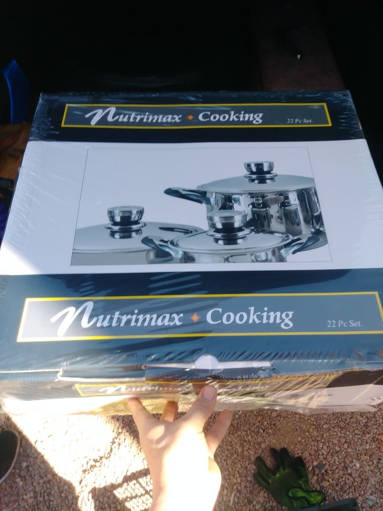 Nutrimax 22pcs. Cookware set.