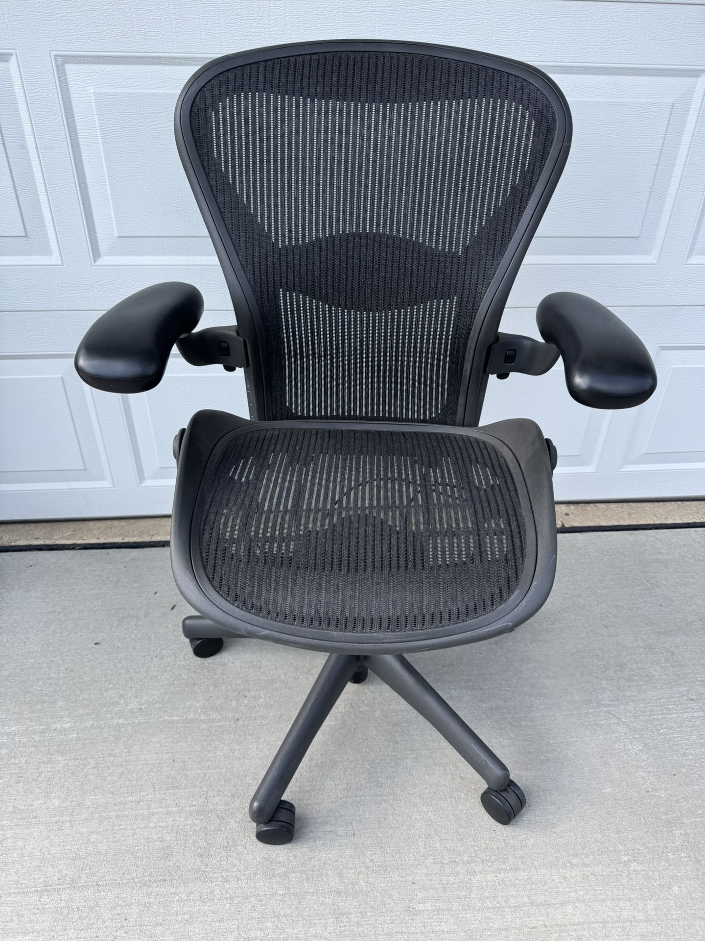 Aeron Chair (B-Size) All Adjustable Features Work