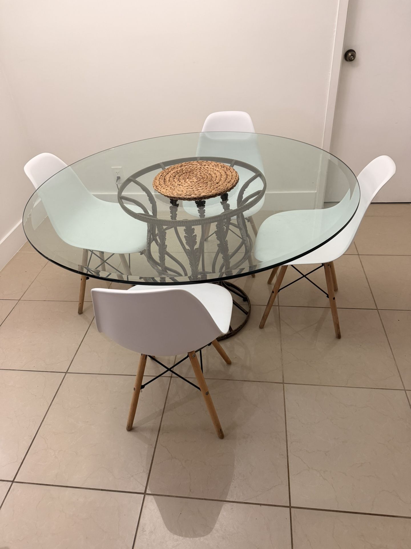 Dinning Table With Chairs