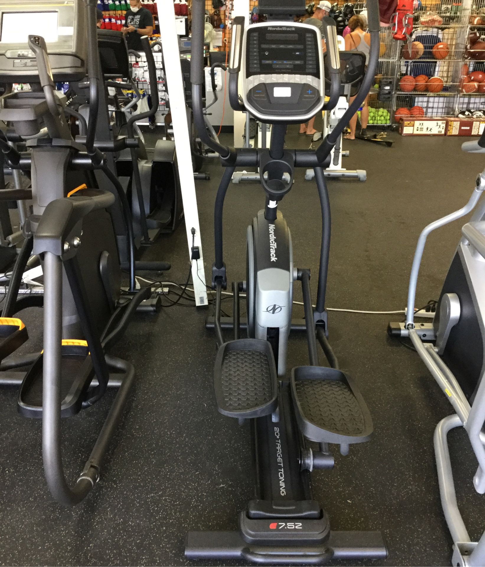 NordicTrack E7.5Z Elliptical with only 43 hours on it