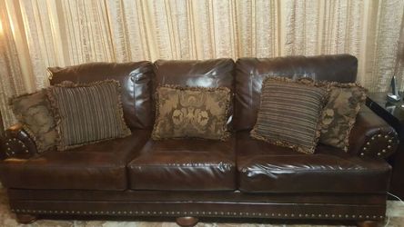 Leather 2 sofa and love seat.6 month old like new.
