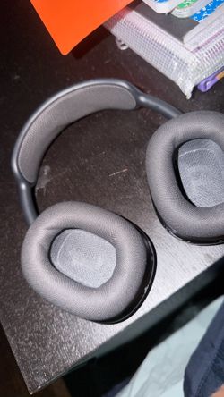 AIRPOD MAXES (lightning charger)