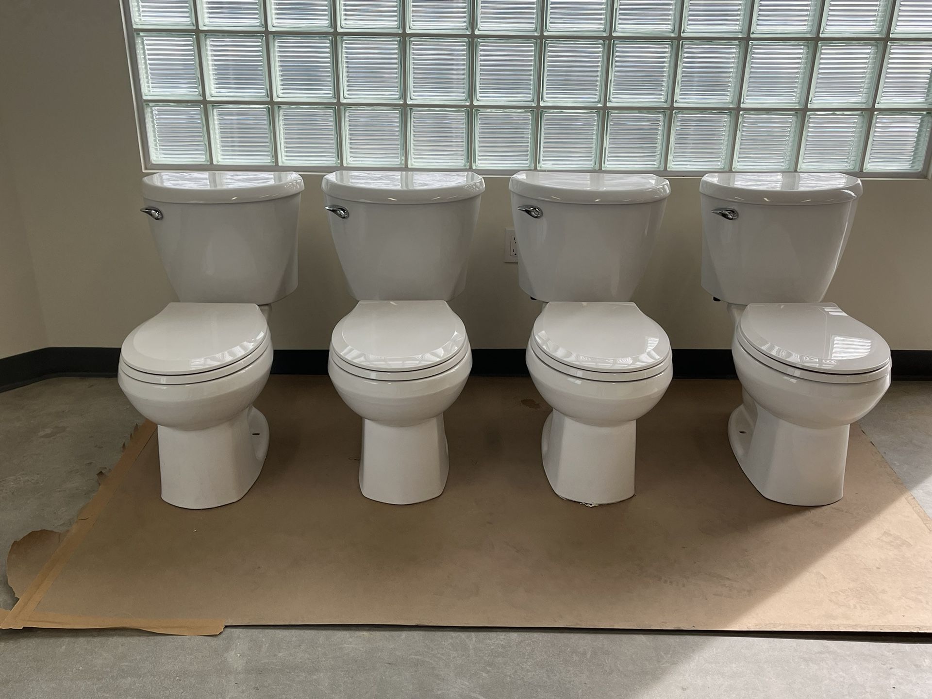 American Standard , 1Toilet Left , Round Toilet New