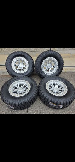 17" LOCK Commando w/ 35" RT tires