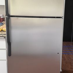 16.5 cu ft GE Energy Star top-freezer fridge