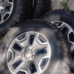 Factory Jeep wheels and bfg  tires  17' size 255/75r17 great deal only 600.00 for the set
