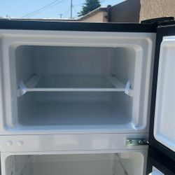 Hisense 4.4-cu ft Mini Fridge with Freezer ( Black ) ENERGY STAR