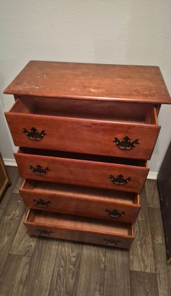 Vintage 4-Drawer Solid Wood Dresser / Chest of Drawers – Great Upcycle Project!