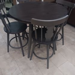 *Labor Day Extended!!!*---Quaint Sorrento Dining Table Sets W/4 Swivel Chairs---Delivery And Financing Available😎