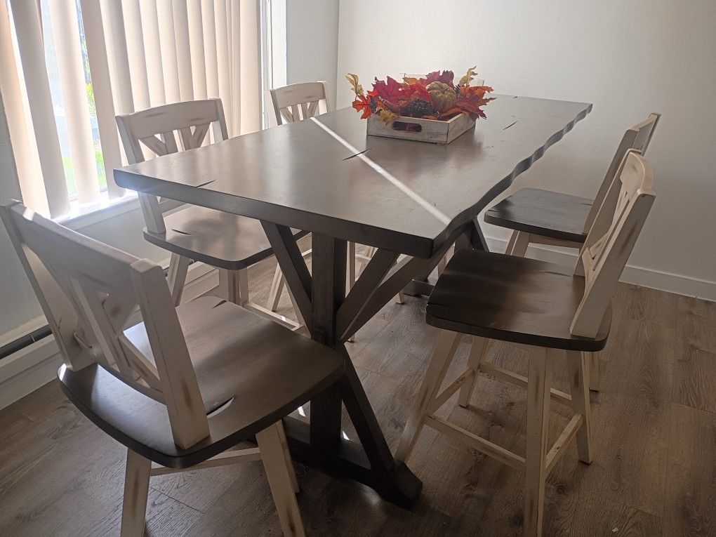 Solid Wood Table .6 Rotating Chairs