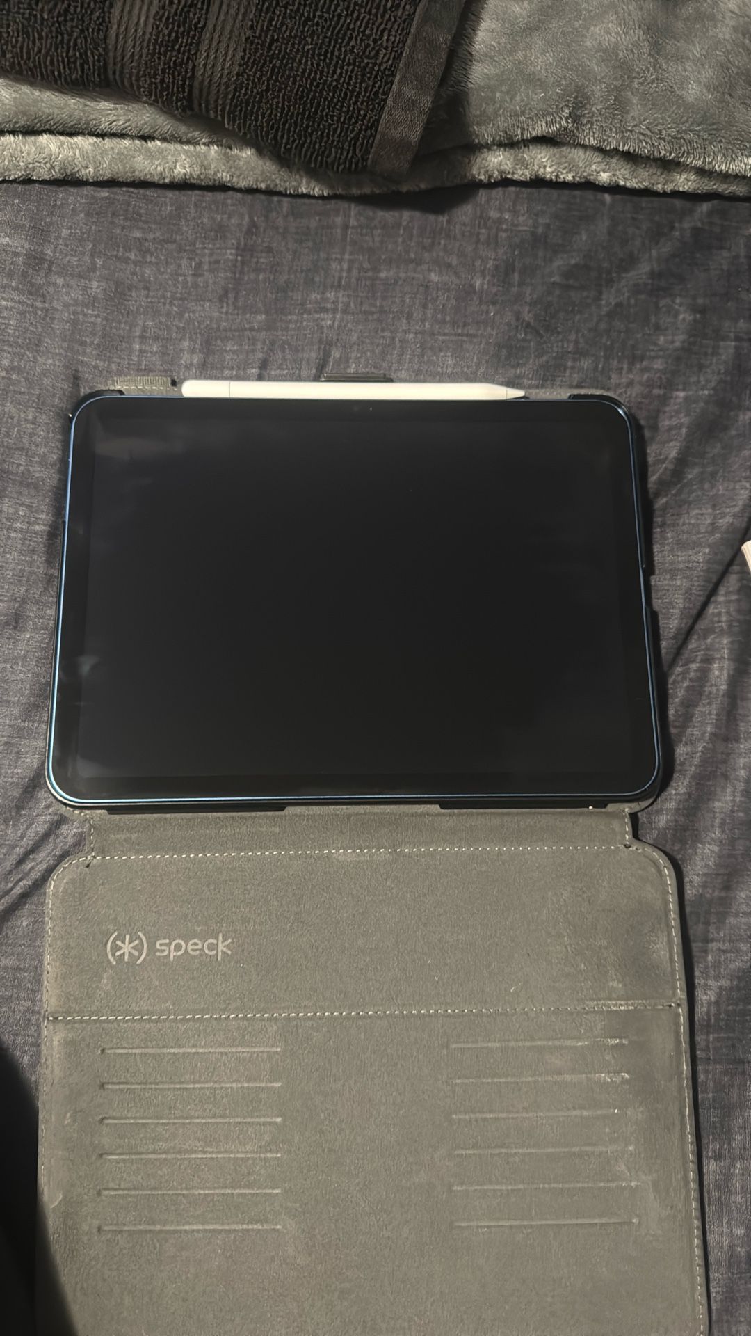 Blue ipad A16 With Apple Pencil