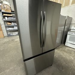 BRAND NEW 2023 DUAL ICEMAKER MEGA CAPACITY 32 cu.ft. SAMSUNG FRIDGE  RETAIL PRICE $1498  open box Has some freight light damage 