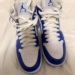 Woman’s Air Jordan 1 Mid Kentucky
