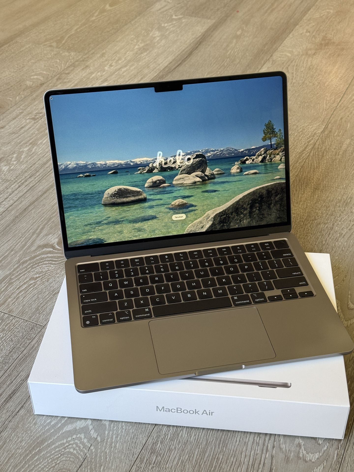 MacBook Air M2 13-inch - 16GB/512GB - Silver (Excellent Condition)