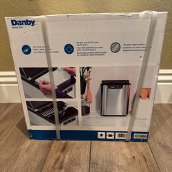 Brand new Danby 25 lbs. Countertop Ice Maker in Stainless Steel 