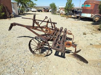 Plow art antique.classic hard to find. Looks good