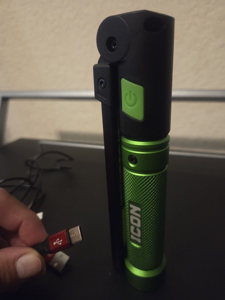 Flashlight.    Hablo Español.  Se Vende Lampara Recargable 