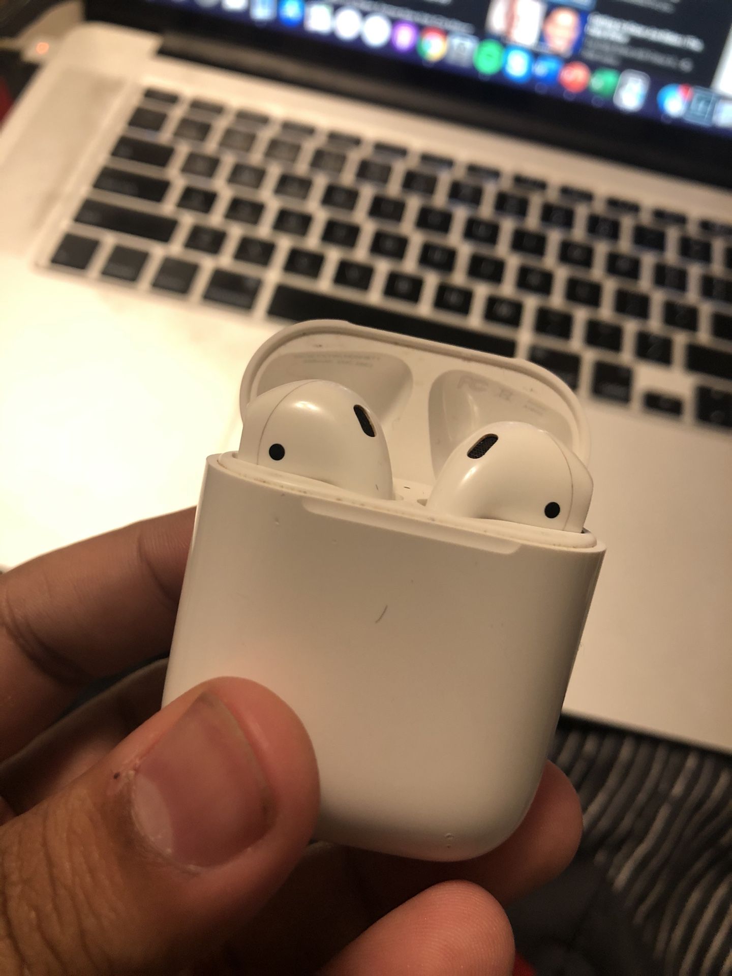 AIRPODS LIKE NEW CONDITION
