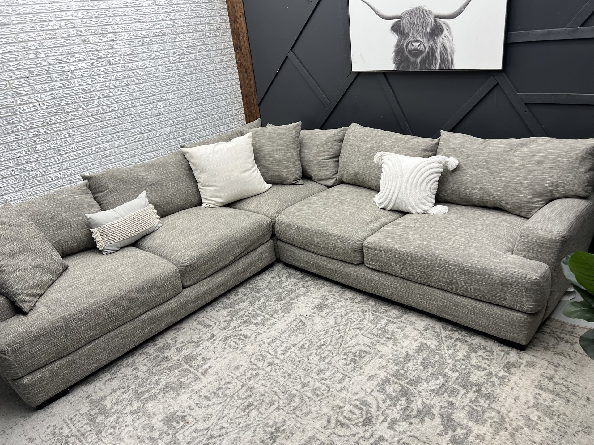 Gray L Shaped Sectional Couch (Free Delivery)!!π