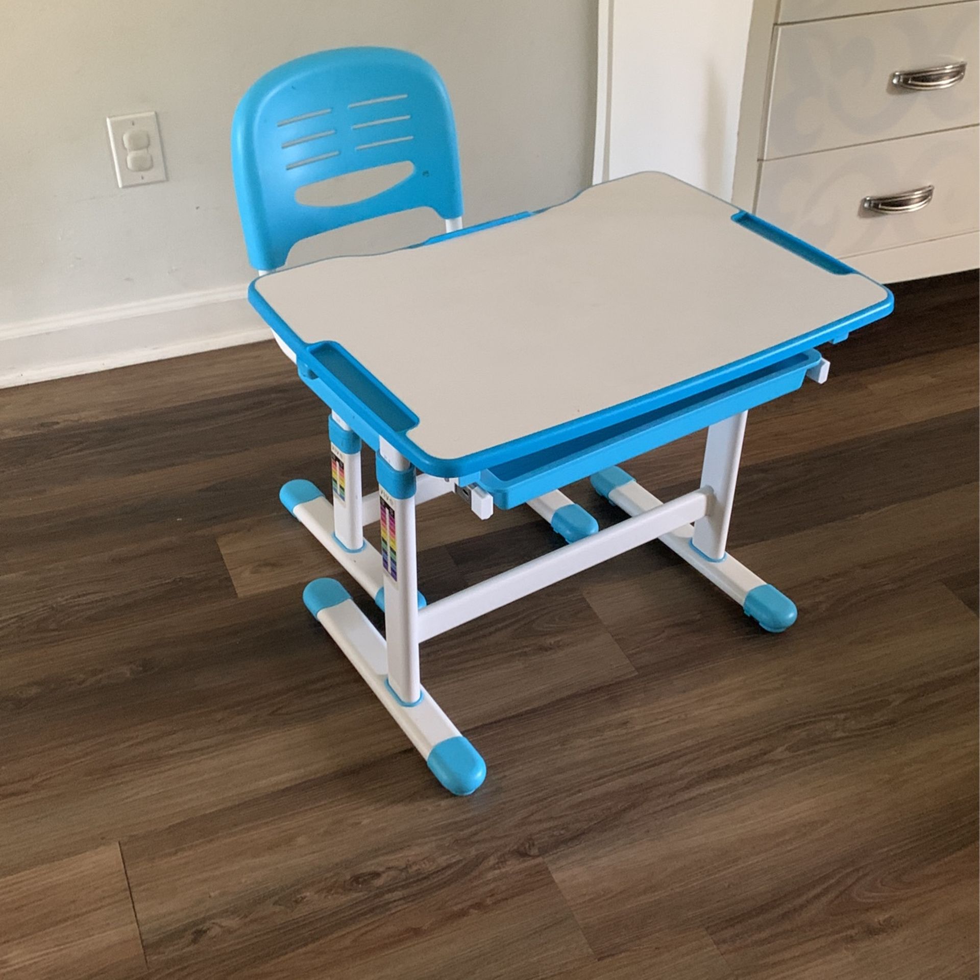 Adjustable Kids Desk / Art Easel 
