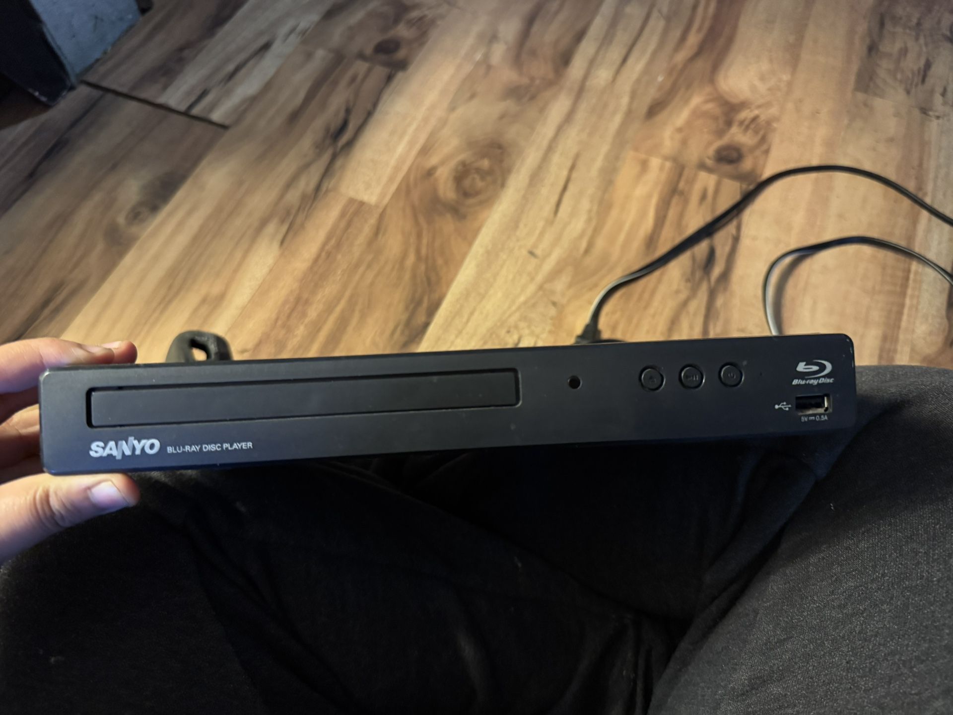 Sanyo dvd and blu ray player with remote 