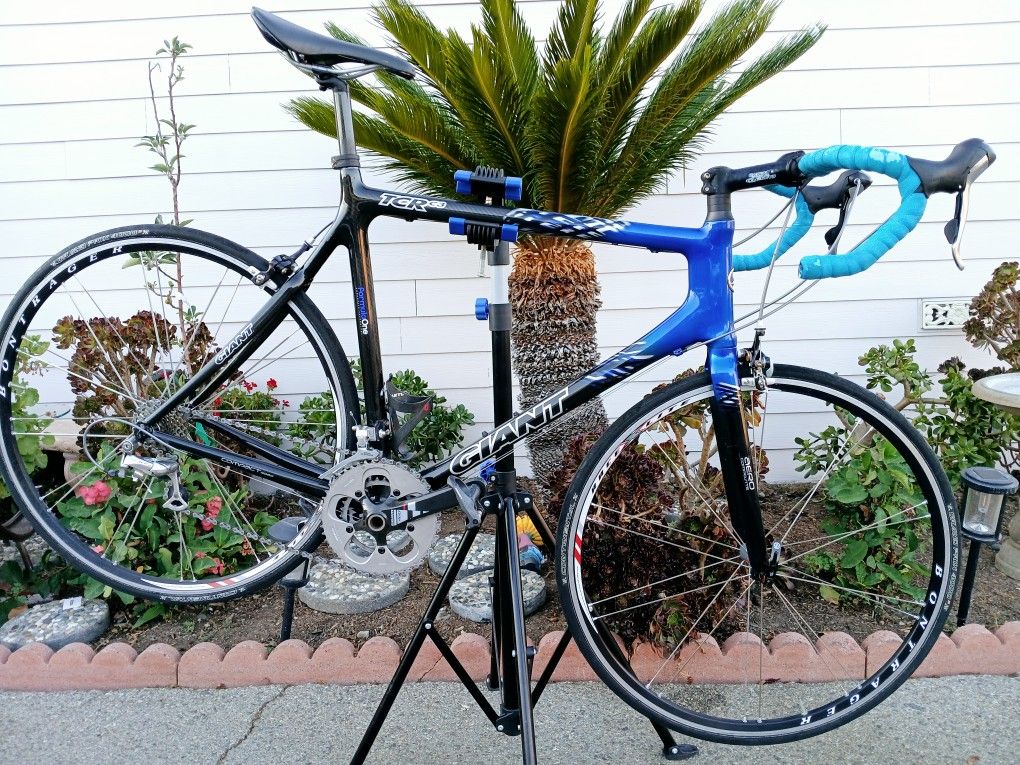 Giant TCR C3 Full Carbon Roadbike Size 58cm Shimano 105/SRAM Componet 20 Speeds Like New..