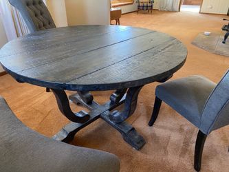 Long princess chair with two chairs, beautiful table