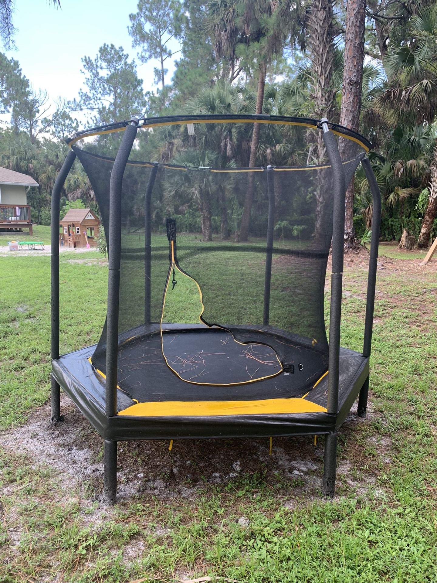 JumpKing Black /Yellow 7.5 Ft Trampoline With Enclosure