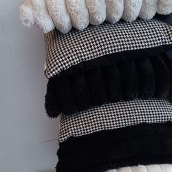 Black Sofa/wth..Chaise/Storage bin  & 6 Pillow Bk,white & Plaid