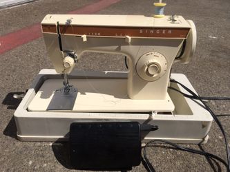 Singer sewing machine with carrying case.