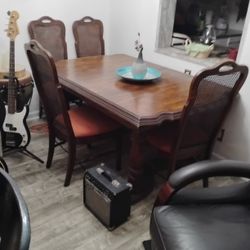 Dining Room Table With Four Chairs And 2 Leaf Extensions