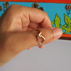 Vintage 18k solid yellow gold ring women. 1grams. Size 5 1/2 - 5 3/4