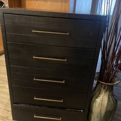 Moving Sale Bedroom dresser — 5 drawers