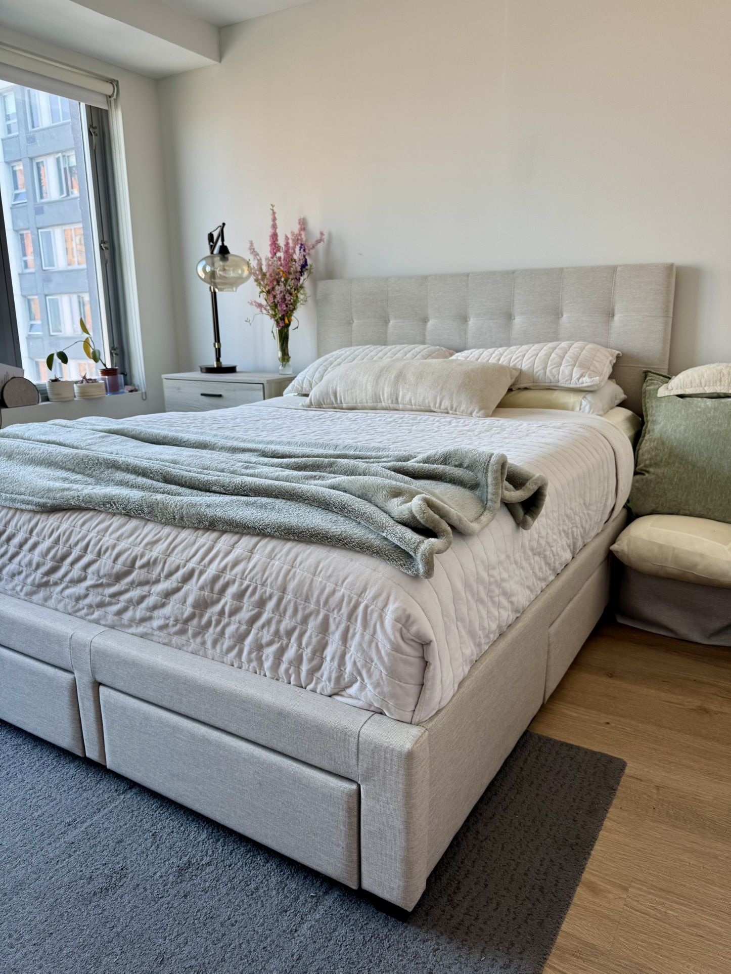 Beige / Off-White Queen Bed With Storage Drawers