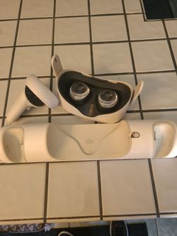 Oculus 1 Headset charge bar and 1 controller
