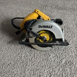 Dewalt 15 Amp Corded 7-1/4 in. Lightweight Circular Saw
