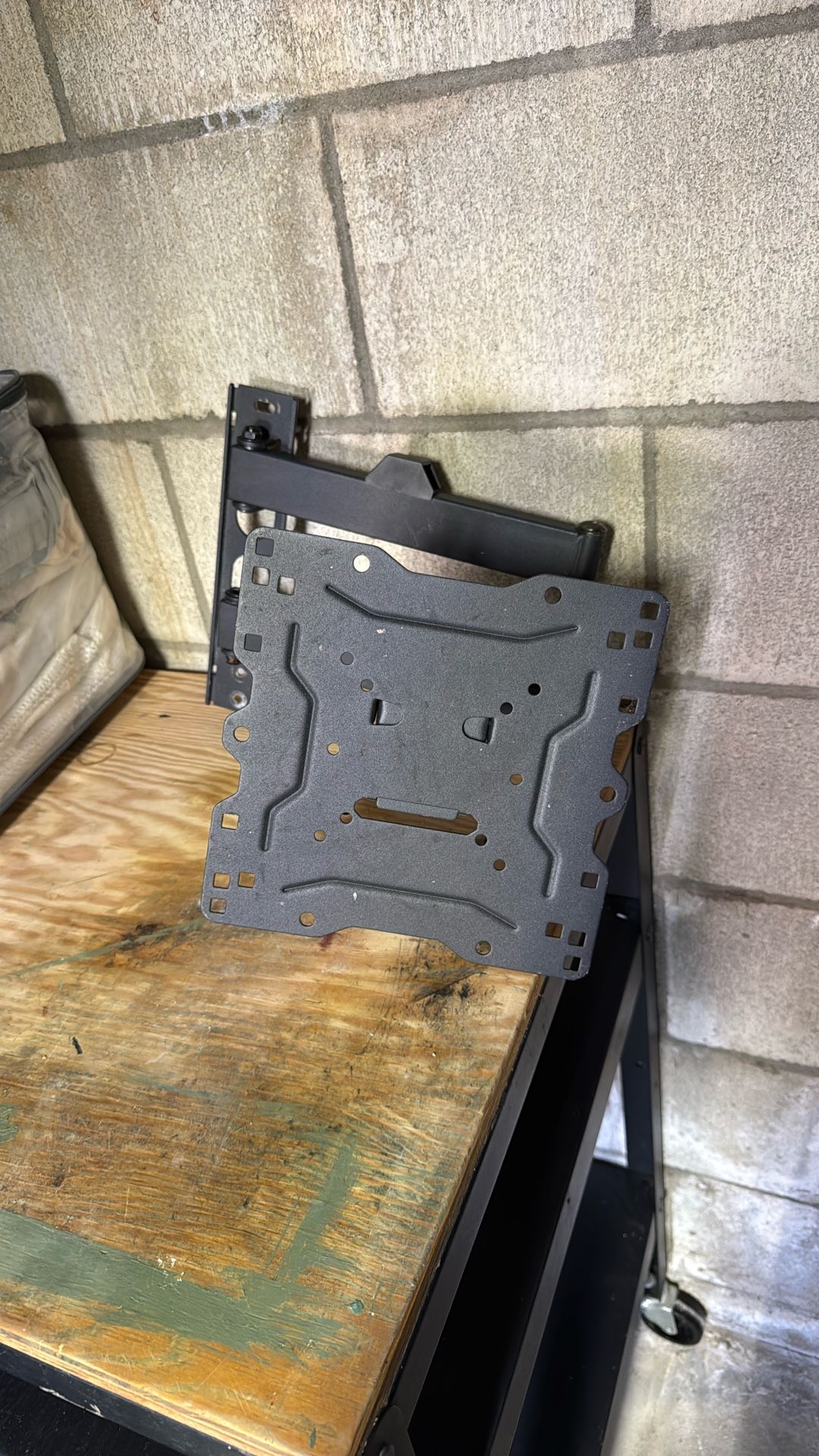 Tv Mount Extending And Swivel