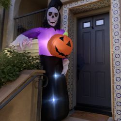 12’ Inflatable Outdoor Halloween Ghosts