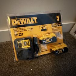 DEWALT 20V MAX Lithium-Ion 6.0Ah and 4.0Ah Battery and Charger Starter Kit