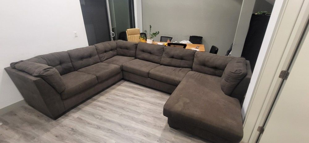 Sectional Couch w/ Pull Out Bed