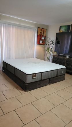 HIGH QUALITY CALIFORNIA KING SIZE STEARNS AND FOSTER MATTRESS AND BOXSPRINGS FOR SALE! IN EXCELLENT CONDITION, FREE DELIVERY