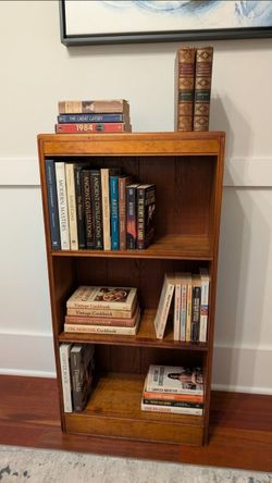 Vintage Solid Wood 3-Shelf Bookcase MCM – Compact Low profile Oak / Warm Finish