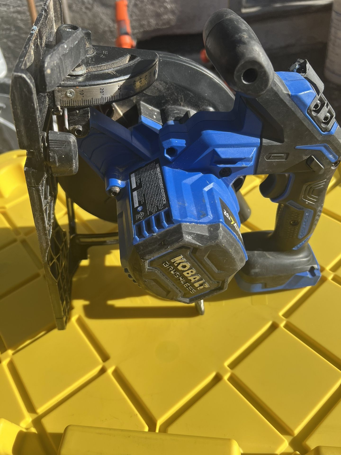 Kobalt XTR 24-volt 7-1/4-in Brushless Cordless Circular Saw (Bare Tool)