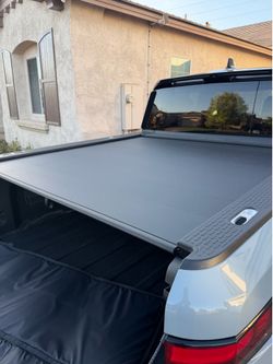 Rivian r1t tonneau cover