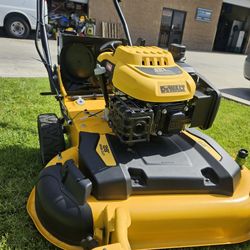 DEWALT
28 in. 224cc E-GOV Engine
3-in-1 Gas RWD Self-
Propelled Lawn Mower with
High Rear Wheels