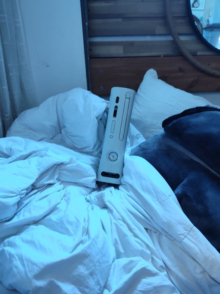 Selling Xbox 360 For 200-250 Comes With Two Games And A Controller