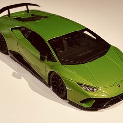 Car model Lamborghini 1:18. Collectible toys