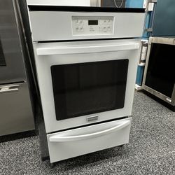 Frigidaire Glossy White 24” Wide Gas Single Wall Oven - Like New