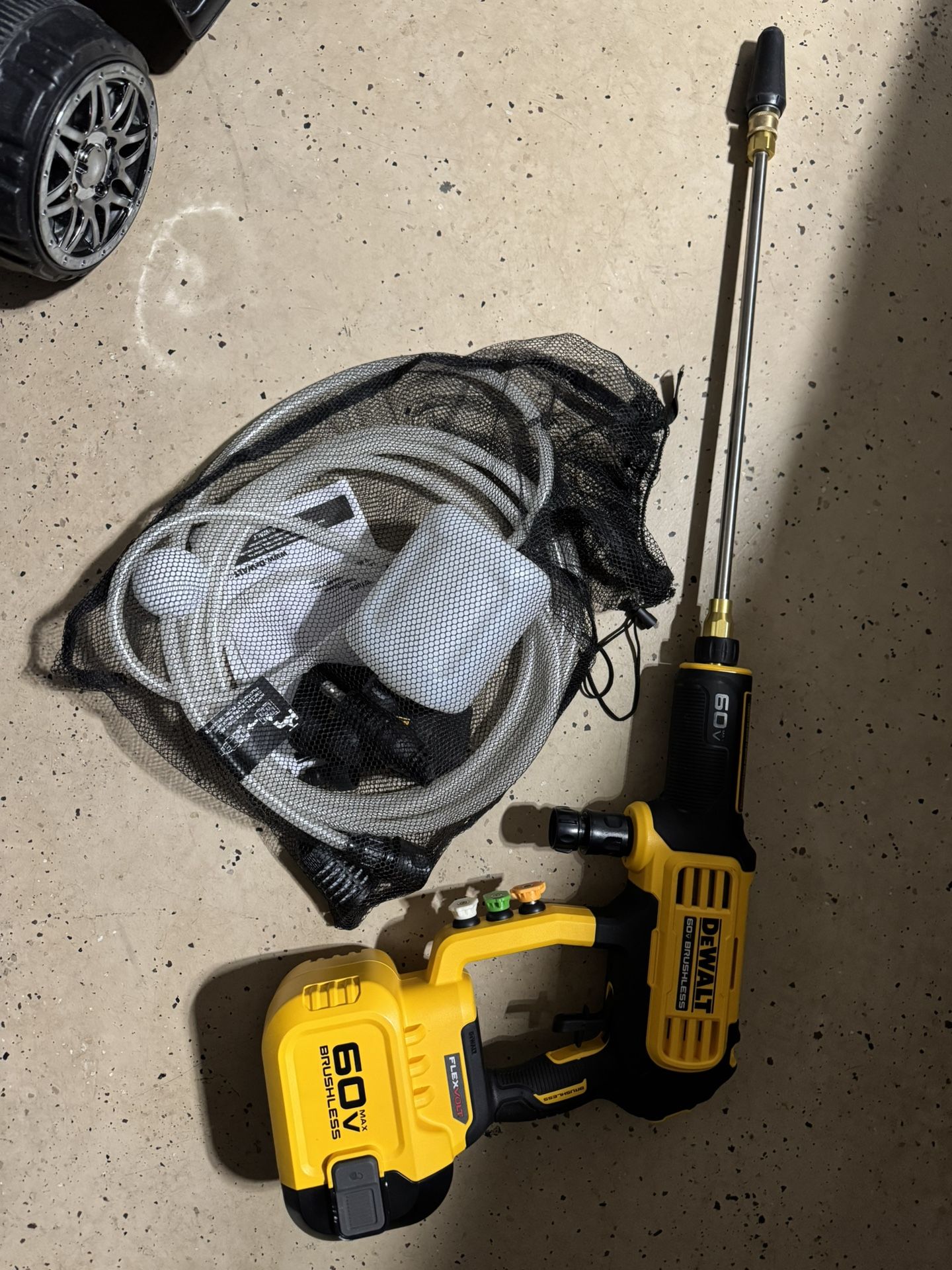 DEWALT FLEXVOLT 60V MAX 1000 PSI 1.0 GPM Cold Water Cordless Battery Power Cleaner (Tool Only)