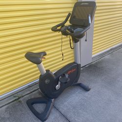 Life Fitness Discover Elevation Series 95C Upright Bike - Commercial Gym Equipment 